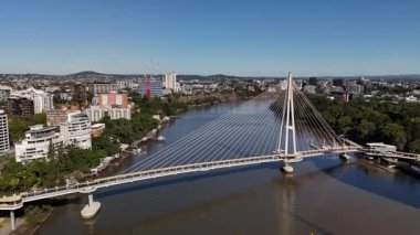 Queensland, Avustralya 'daki Brisbane CBD' nin 4K hava aracı görüntüleri modern şehir silueti, yüksek gökdelenler ve dolambaçlı Brisbane Nehri 'ni gösteriyor. Simgesel köprüleri, şehir altyapısını, South Bank parklarını ve canlı sahil kenarlarını yakalıyor.