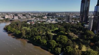 Queensland, Avustralya 'daki Brisbane CBD' nin 4K hava aracı görüntüleri modern şehir silueti, yüksek gökdelenler ve dolambaçlı Brisbane Nehri 'ni gösteriyor. Simgesel köprüleri, şehir altyapısını, South Bank parklarını ve canlı sahil kenarlarını yakalıyor.
