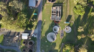 Brisbane, Queensland, Avustralya 'daki Carole Park Kanalizasyon Tedavi Tesisi' nin yukarıdan görüntüsü. Fotoğrafta daha berrak tanklar, dairesel sindirim cihazları ve atık su tedavisinde kullanılan filtreleme yapıları görülüyor.