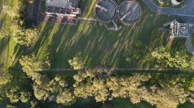 Brisbane, Queensland, Avustralya 'daki Carole Park Kanalizasyon Tedavi Tesisi' nin yukarıdan görüntüsü. Fotoğrafta daha berrak tanklar, dairesel sindirim cihazları ve atık su tedavisinde kullanılan filtreleme yapıları görülüyor.