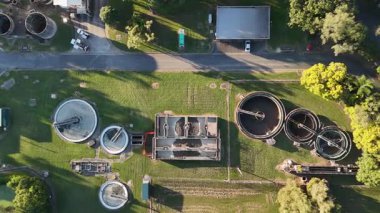 Brisbane, Queensland, Avustralya 'daki Carole Park Kanalizasyon Tedavi Tesisi' nin yukarıdan görüntüsü. Fotoğrafta daha berrak tanklar, dairesel sindirim cihazları ve atık su tedavisinde kullanılan filtreleme yapıları görülüyor.