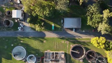 Brisbane, Queensland, Avustralya 'daki Carole Park Kanalizasyon Tedavi Tesisi' nin yukarıdan görüntüsü. Fotoğrafta daha berrak tanklar, dairesel sindirim cihazları ve atık su tedavisinde kullanılan filtreleme yapıları görülüyor.