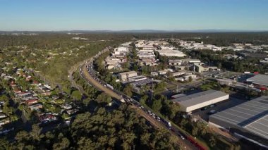 Queensland, Avustralya 'daki Carole Park ve Wacol sanayi bölgelerinin hava görüntüsü büyük depoları, dağıtım merkezlerini, ulaşım depolarını ve yol altyapısını gösteriyor. Görüntü bu anahtar lojistik ve imalat merkezinin ölçeğini yakalıyor.