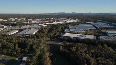 Queensland, Avustralya 'daki Carole Park ve Wacol sanayi bölgelerinin hava görüntüsü büyük depoları, dağıtım merkezlerini, ulaşım depolarını ve yol altyapısını gösteriyor. Görüntü bu anahtar lojistik ve imalat merkezinin ölçeğini yakalıyor.