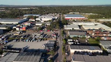Queensland, Avustralya 'daki Carole Park ve Wacol sanayi bölgelerinin hava görüntüsü büyük depoları, dağıtım merkezlerini, ulaşım depolarını ve yol altyapısını gösteriyor. Görüntü bu anahtar lojistik ve imalat merkezinin ölçeğini yakalıyor.