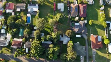 Brisbane, Queensland, Avustralya 'nın batısında bulunan Ellen Grove' un hava görüntüleri. Görüntülerde evler, yeşil arka bahçeler, ağaç sıralı caddeler ve yakındaki sanayi binaları yer alıyor ve banliyöde yaşayan insanlar arasındaki dengeyi vurguluyor.