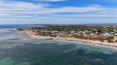 Bu drone görüntüsü Güney Avustralya 'daki Aldinga Sahili' nin büyüleyici güzelliğini yakalıyor. Kristal berrak sularını, beyaz kumlu sahil şeridini ve canlı sahil toplumunu gözler önüne seriyor. Sahil yolu, kumda park etmiş araçlar, ve yuvarlanan tepeler.