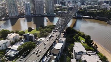 Queensland, Avustralya 'daki Brisbane CBD' nin 4K hava aracı görüntüleri modern şehir silueti, yüksek gökdelenler ve dolambaçlı Brisbane Nehri 'ni gösteriyor. Simgesel köprüleri, şehir altyapısını, South Bank parklarını ve canlı sahil kenarlarını yakalıyor.