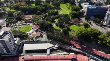 Queensland, Avustralya 'daki Brisbane CBD' nin 4K hava aracı görüntüleri modern şehir silueti, yüksek gökdelenler ve dolambaçlı Brisbane Nehri 'ni gösteriyor. Simgesel köprüleri, şehir altyapısını, South Bank parklarını ve canlı sahil kenarlarını yakalıyor.