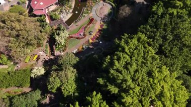 Queensland, Avustralya 'daki Brisbane CBD' nin 4K hava aracı görüntüleri modern şehir silueti, yüksek gökdelenler ve dolambaçlı Brisbane Nehri 'ni gösteriyor. Simgesel köprüleri, şehir altyapısını, South Bank parklarını ve canlı sahil kenarlarını yakalıyor.