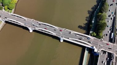 Queensland, Avustralya 'daki Brisbane CBD' nin 4K hava aracı görüntüleri modern şehir silueti, yüksek gökdelenler ve dolambaçlı Brisbane Nehri 'ni gösteriyor. Simgesel köprüleri, şehir altyapısını, South Bank parklarını ve canlı sahil kenarlarını yakalıyor.