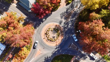 Bu hava aracı görüntüsü Güney Avustralya 'daki Adelaide Tepeleri' nde yuva yapmış sevimli bir kasaba olan Stirling 'i yakalar. Videolarda ağaçlandırılmış sokaklar, yapraklı evler, yerel dükkanlar, Stirling Oval ve canlı sonbahar yeşillikleriyle dolu ormanlık alanlar sergileniyor.