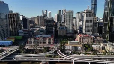 Queensland, Avustralya 'daki Brisbane CBD' nin 4K hava aracı görüntüleri modern şehir silueti, yüksek gökdelenler ve dolambaçlı Brisbane Nehri 'ni gösteriyor. Simgesel köprüleri, şehir altyapısını, South Bank parklarını ve canlı sahil kenarlarını yakalıyor.