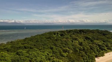 Green Island 'ın hava görüntüleri. Queensland, Avustralya açıklarındaki Büyük Set Resifi' ndeki bir mercan mağarası. Sahne turkuaz suları, uçan resifler, beyaz kumsallar, uzun bir iskele ve iskeleyi ve yoğun tropikal yağmur ormanlarını yakalıyor. Popüler.