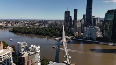 Queensland, Avustralya 'daki Brisbane CBD' nin 4K hava aracı görüntüleri modern şehir silueti, yüksek gökdelenler ve dolambaçlı Brisbane Nehri 'ni gösteriyor. Simgesel köprüleri, şehir altyapısını, South Bank parklarını ve canlı sahil kenarlarını yakalıyor.