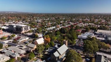 Güney Adelaide, Güney Avustralya 'da bulunan Unley, bu 4K hava aracı görüntülerinde 3 Haziran 2025' te zirvedeyken çekildi. Sahne, canlı sonbahar yaprakları, yapraklı sokaklar ve kuyularla çevrili tarihi bir taş kiliseyi vurguluyor.