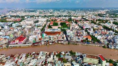 Benim Tho Şehrim 'in Mekong Delta, Vietnam' daki nefes kesici hava manzarası hareketli şehir manzarasını, dolambaçlı nehirleri renkli evleri ve ikonik Rach Mieu Köprüsü 'nü gözler önüne seriyor. Yeşillik ve geleneksel mimari ile çevrili Tho 'm.