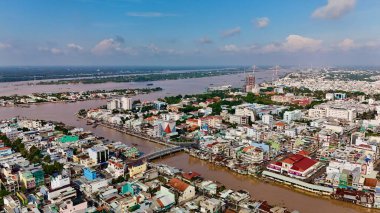 Benim Tho Şehrim 'in Mekong Delta, Vietnam' daki nefes kesici hava manzarası hareketli şehir manzarasını, dolambaçlı nehirleri renkli evleri ve ikonik Rach Mieu Köprüsü 'nü gözler önüne seriyor. Yeşillik ve geleneksel mimari ile çevrili Tho 'm.
