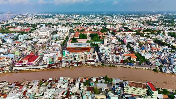 Benim Tho Şehrim 'in Mekong Delta, Vietnam' daki nefes kesici hava manzarası hareketli şehir manzarasını, dolambaçlı nehirleri renkli evleri ve ikonik Rach Mieu Köprüsü 'nü gözler önüne seriyor. Yeşillik ve geleneksel mimari ile çevrili Tho 'm.