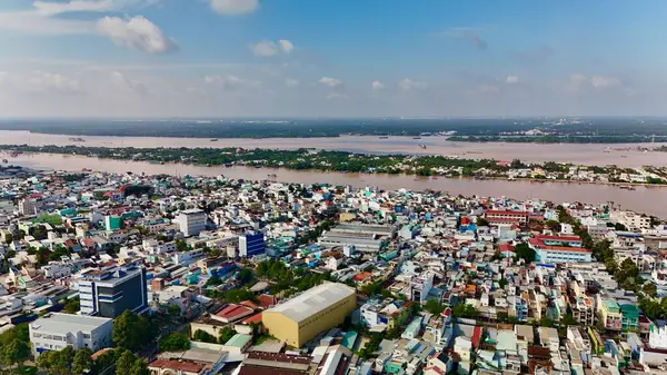 Benim Tho Şehrim 'in Mekong Delta, Vietnam' daki nefes kesici hava manzarası hareketli şehir manzarasını, dolambaçlı nehirleri renkli evleri ve ikonik Rach Mieu Köprüsü 'nü gözler önüne seriyor. Yeşillik ve geleneksel mimari ile çevrili Tho 'm.