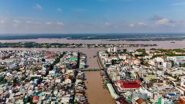 Benim Tho Şehrim 'in Mekong Delta, Vietnam' daki nefes kesici hava manzarası hareketli şehir manzarasını, dolambaçlı nehirleri renkli evleri ve ikonik Rach Mieu Köprüsü 'nü gözler önüne seriyor. Yeşillik ve geleneksel mimari ile çevrili Tho 'm.