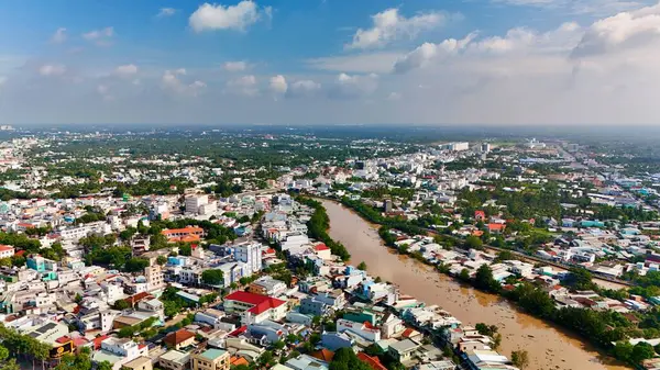 Benim Tho Şehrim 'in Mekong Delta, Vietnam' daki nefes kesici hava manzarası hareketli şehir manzarasını, dolambaçlı nehirleri renkli evleri ve ikonik Rach Mieu Köprüsü 'nü gözler önüne seriyor. Yeşillik ve geleneksel mimari ile çevrili Tho 'm.