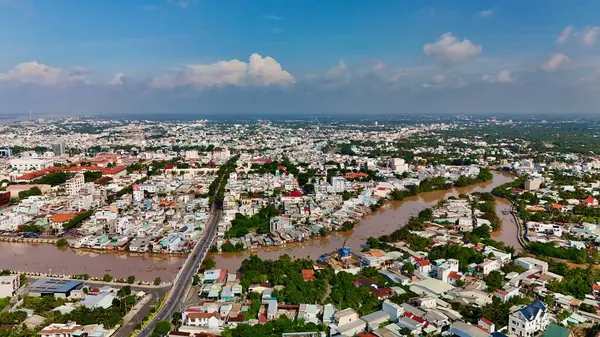 Benim Tho Şehrim 'in Mekong Delta, Vietnam' daki nefes kesici hava manzarası hareketli şehir manzarasını, dolambaçlı nehirleri renkli evleri ve ikonik Rach Mieu Köprüsü 'nü gözler önüne seriyor. Yeşillik ve geleneksel mimari ile çevrili Tho 'm.