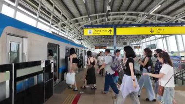 Bu 4K görüntülerinde Ben Thanh, Suoi Tien Metro Hattı, tren varışları, platformlar, iç yolcu manzaraları ve yoğun banliyö sahneleri yer almaktadır. Video, kentin yerel halk ve turistlerin seyahat ettiği çağdaş kentsel ulaşım sistemini vurguluyor