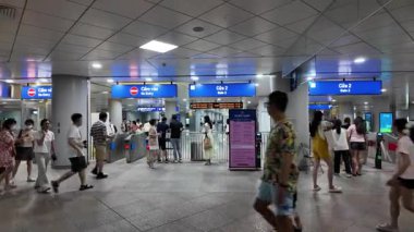 Bu 4K görüntülerinde Ben Thanh, Suoi Tien Metro Hattı, tren varışları, platformlar, iç yolcu manzaraları ve yoğun banliyö sahneleri yer almaktadır. Video, kentin yerel halk ve turistlerin seyahat ettiği çağdaş kentsel ulaşım sistemini vurguluyor