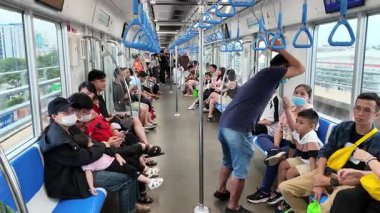 Bu 4K görüntülerinde Ben Thanh, Suoi Tien Metro Hattı, tren varışları, platformlar, iç yolcu manzaraları ve yoğun banliyö sahneleri yer almaktadır. Video, kentin yerel halk ve turistlerin seyahat ettiği çağdaş kentsel ulaşım sistemini vurguluyor