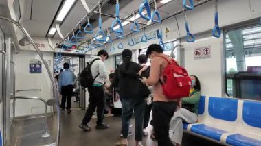 Bu 4K görüntülerinde Ben Thanh, Suoi Tien Metro Hattı, tren varışları, platformlar, iç yolcu manzaraları ve yoğun banliyö sahneleri yer almaktadır. Video, kentin yerel halk ve turistlerin seyahat ettiği çağdaş kentsel ulaşım sistemini vurguluyor