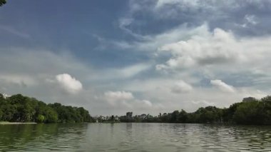 Bu 4K zaman kaydında şehrin en ünlü simgelerinden Hoan Kiem Gölü yer almaktadır. Hızlı çekim videosunda hareket eden bulutlar, parıldayan su yansımaları ve ağaçlarla çevrili gezinti güvertesinde yürüyen insanlar görülüyor. Eskiler 'de yer alan