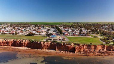 Güney Avustralya 'daki Yorke Yarımadası' nda yer alan Ardrossan, yüksek kızıl kıyı kayalıkları, tarihi iskelesi ve büyüleyici deniz kenti atmosferiyle ünlüdür. Bu 4K hava aracı engebeli kıyı şeridinin nefes kesici görüntülerini kaydediyor.