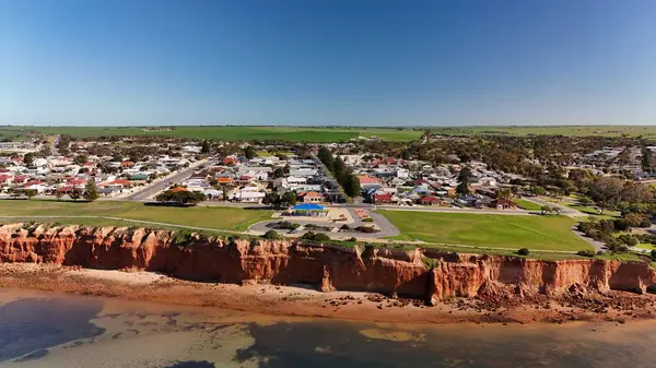 Güney Avustralya 'daki Yorke Yarımadası' nda yer alan Ardrossan, yüksek kızıl kıyı kayalıkları, tarihi iskelesi ve büyüleyici deniz kenti atmosferiyle ünlüdür. Bu 4K hava aracı engebeli kıyı şeridinin nefes kesici görüntülerini kaydediyor.