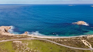 Bu hava görüntüsü, engebeli uçurumlar, tenha kumlu plajlar ve turkuaz okyanus sularıyla Innes Ulusal Parkı 'nın dramatik sahil şeridini yakalar. Sahne, kıvrımlı kıyı yolları, kayalık burunlarıyla parkın doğal güzelliğini vurguluyor.
