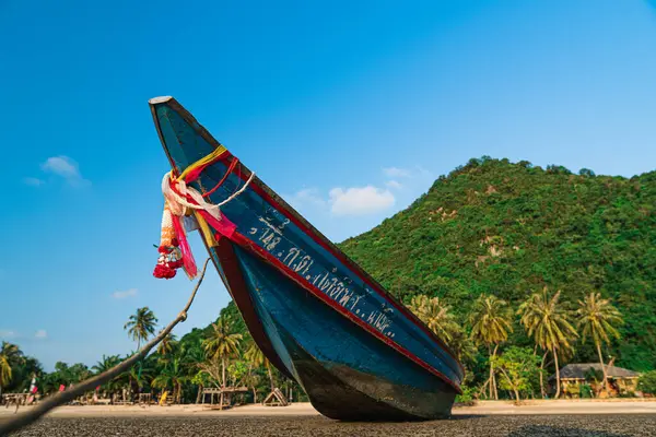 Pathiu, Chumphon, Tayland 10 Mart 2022, canlı bir Tayland balıkçı teknesi Chumphon, Pathiu 'daki Ban Koh Tieb Sahili' nin kumlu sahillerinde dinleniyor..