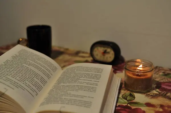 Gecenin sessizliğinde mum ışığında okumanın büyüsü.