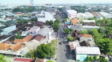 İHA kullanarak yukarıdan şehir görünümü