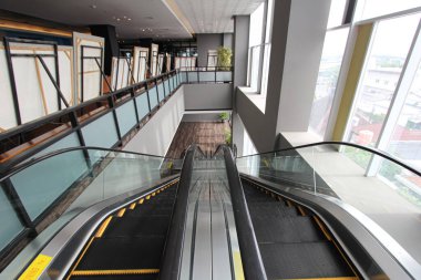 Modern Yürüyen merdiven Parlak Alışveriş Merkezi veya Sergi Salonunda