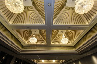 Lüks Otel Lobi Tavanı Zarif Avizeler ve Sanat Deko Tasarımı