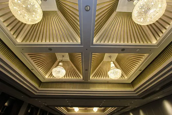 Lüks Otel Lobi Tavanı Zarif Avizeler ve Sanat Deko Tasarımı