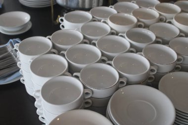 Tertemiz Beyaz Çorba Kaseleri ve Tabaklar Yemek ya da Büfe Hizmetleri İçin Hazır
