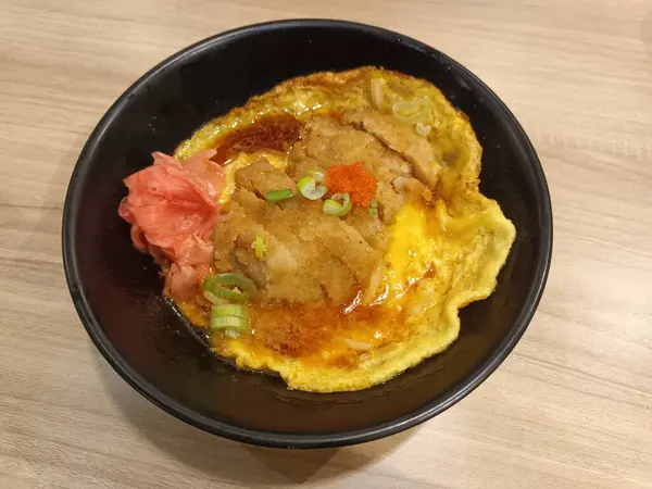 Japon Katsudon Pirinç Kasesi Çıtır Domuz Pirzolası, Yumurta ve Turşulu Zencefil