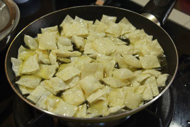 Kızarmış börek. Kızartma tavasında hamur köftesi pişirmek.