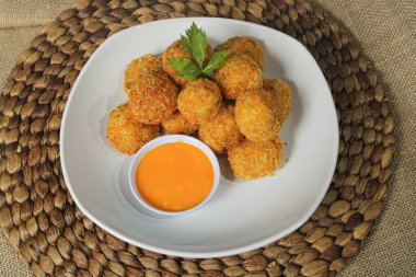 Peynir soslu köfte.