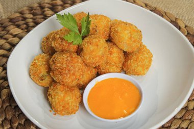 Peynir soslu bir tabak Katsu köftesi. Lezzetli restoran yemekleri.