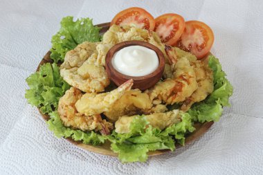 Mayonez soslu ve taze garnitürlü Altın Kızarmış Karides Tempura