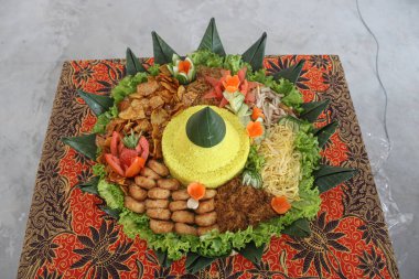 Endonezya 'da bir kutlama yemeği tümör olarak adlandırılır. Çeşitli etkinlikler için yiyecek