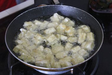 Kızarmış tempeh parçaları. Kızarmış tempeh pişiriyorum.