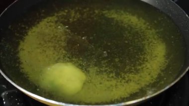 Sıcak Yağ Geleneksel Asya Atıştırma Sürecinde Çok Kızarmış Hamur 'un Yakın Çekimi